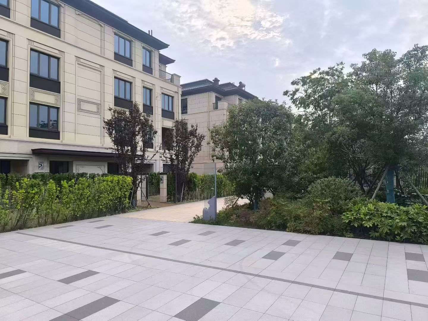 哈尔滨 芝麻白与芝麻白搭配铺装，尺寸1200*600