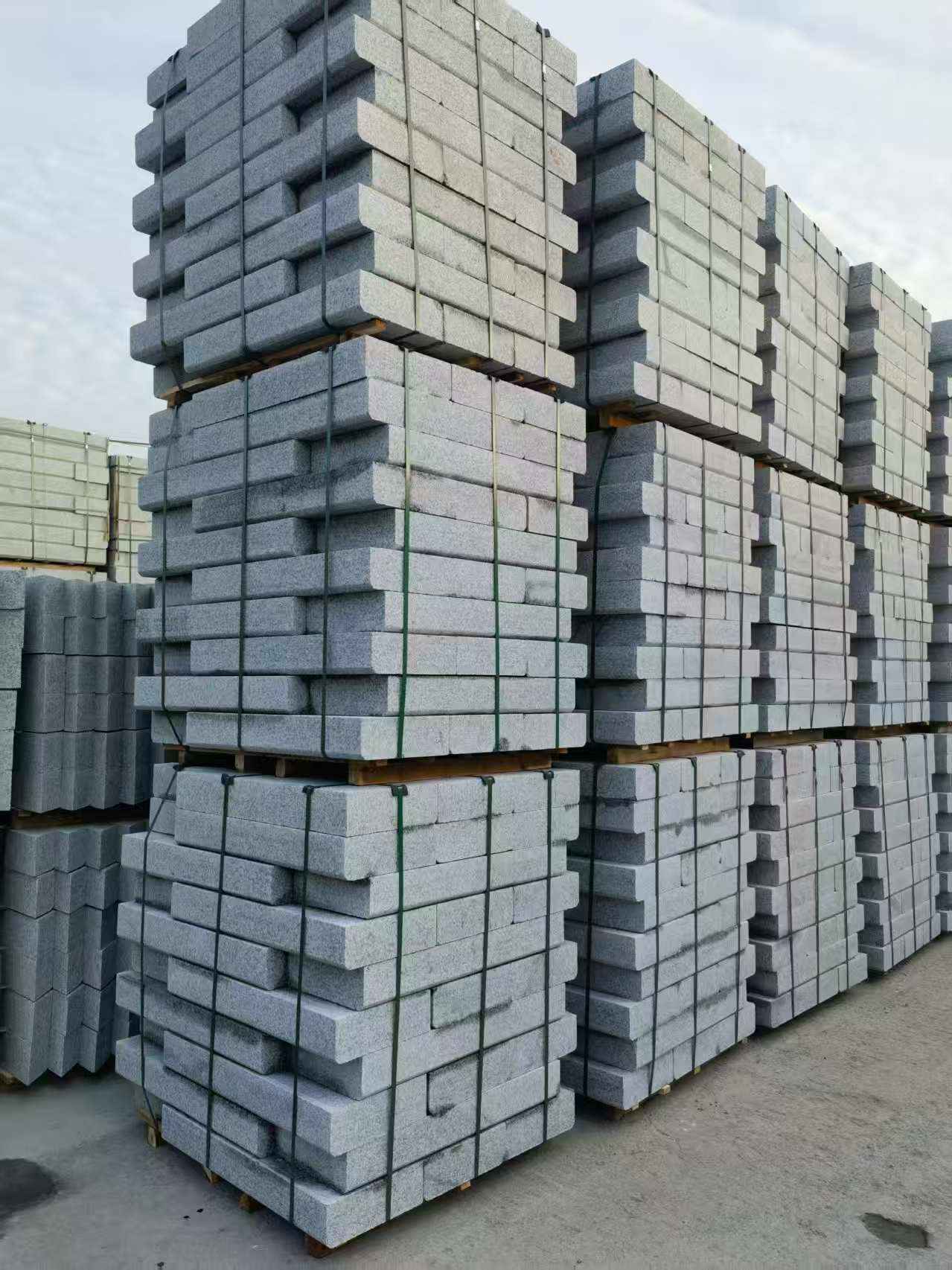 哈尔滨 路沿石（路侧石），颜色一致，尺寸标准